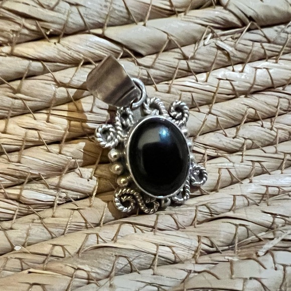 Sterling silver black onyx pendant - Picture 3 of 5